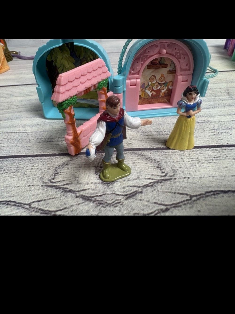 Polly Pocket Vintage Miniature Snow White Necklace With Figurines